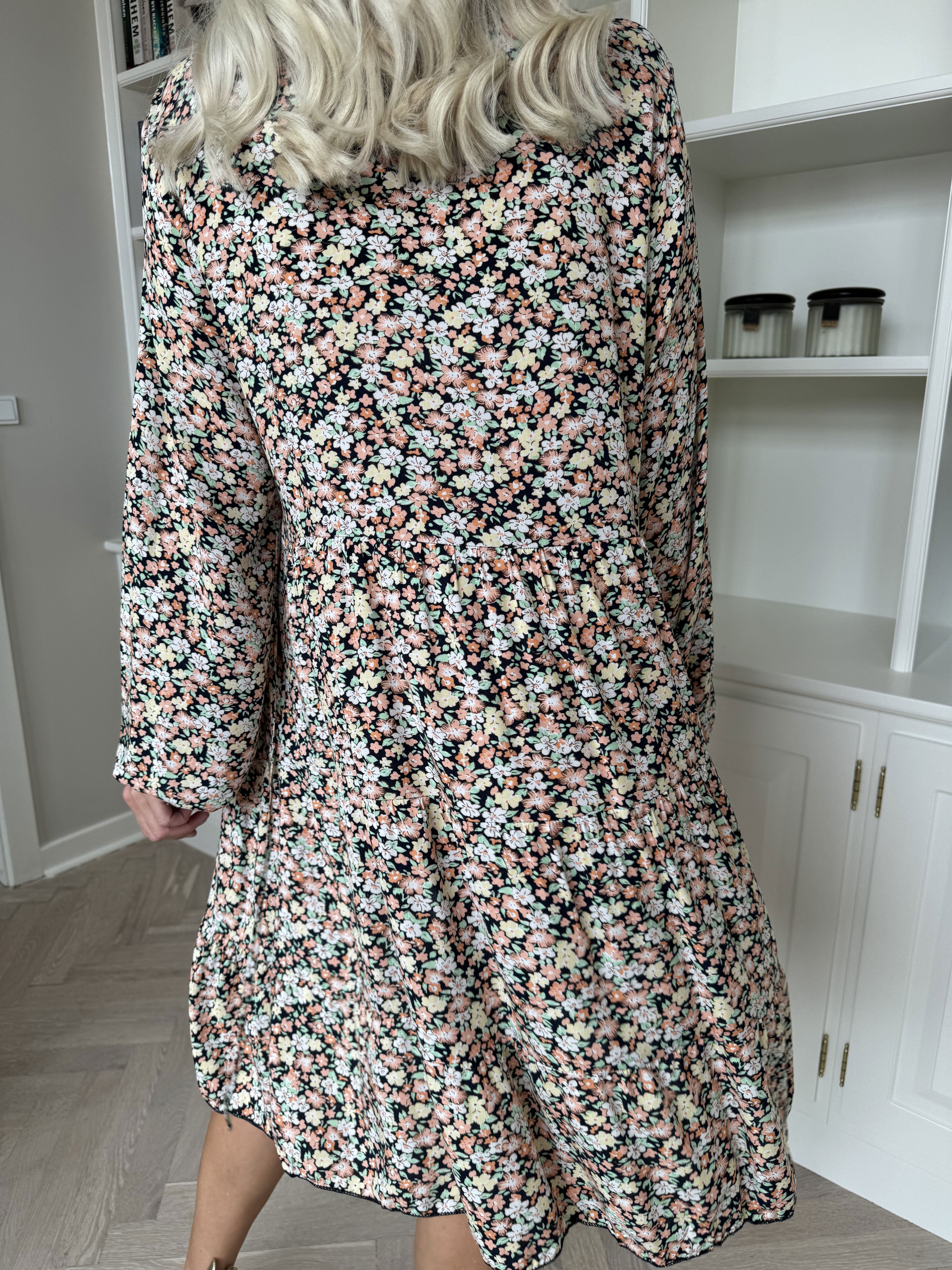 Avana - Blomstret kjole i bomuld med A-facon